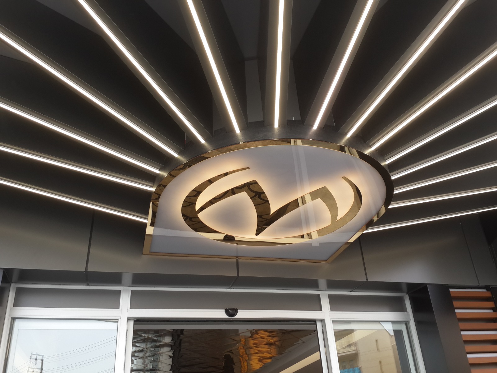 Logo z liniową instalacją LED
