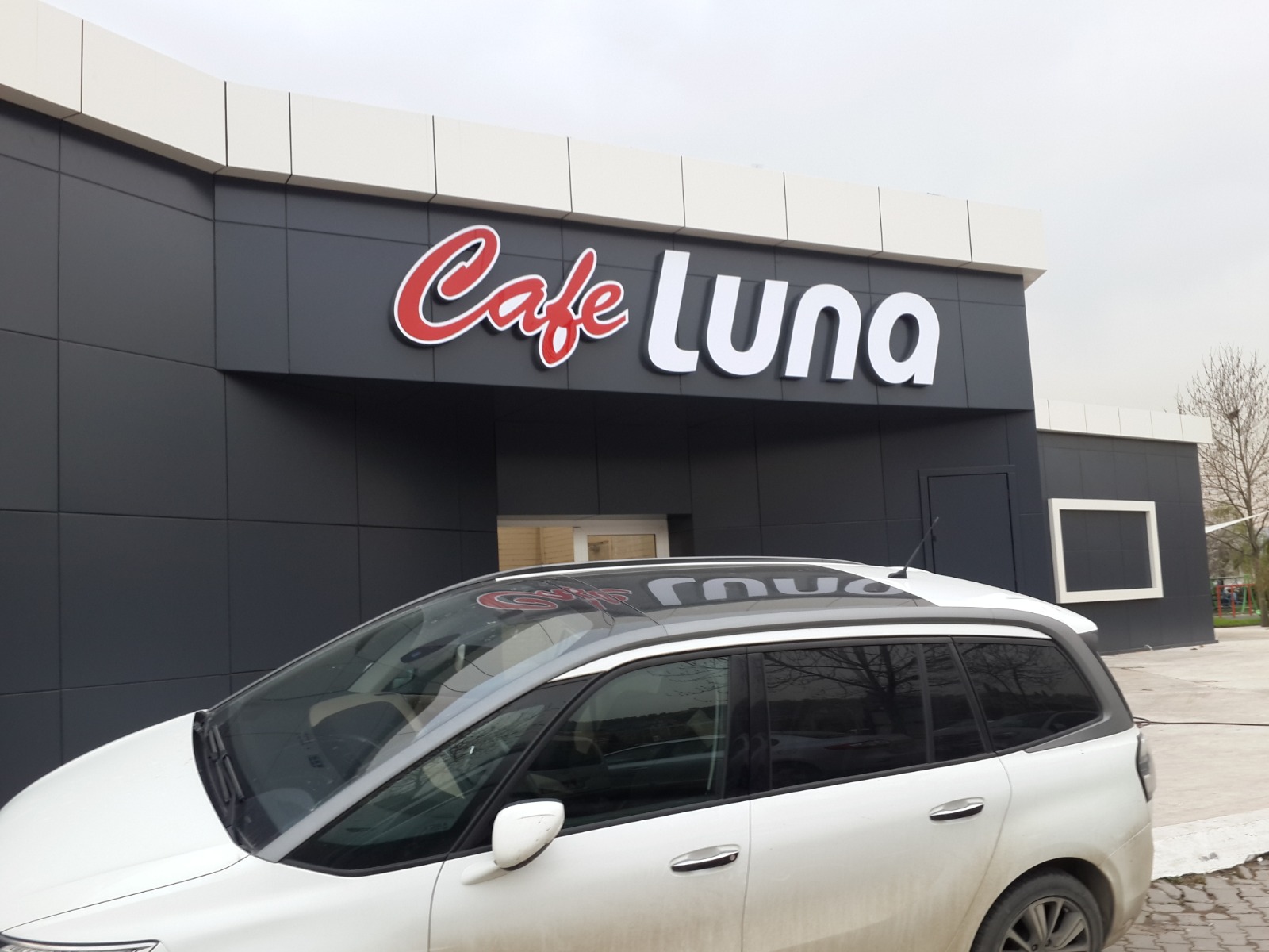 Przestrzenne litery Cafe Luna wykonane przez Formora