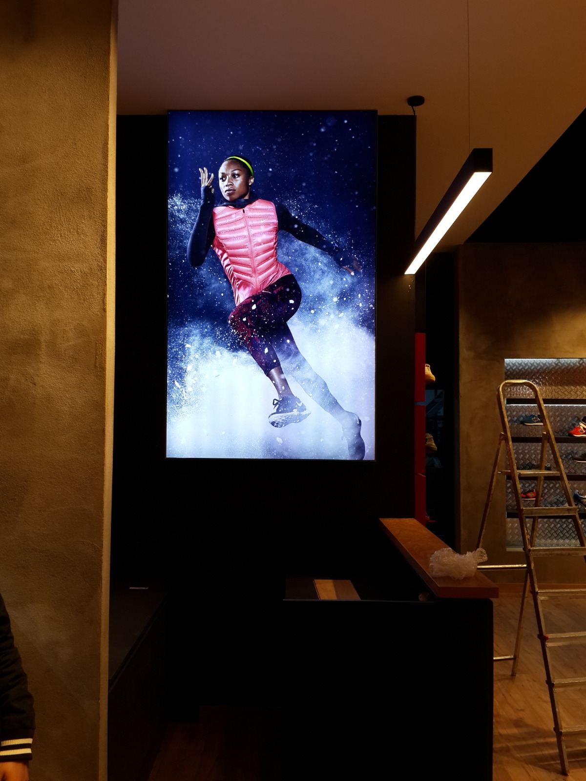 Wielkoformatowy lightbox w sklepie sportowym